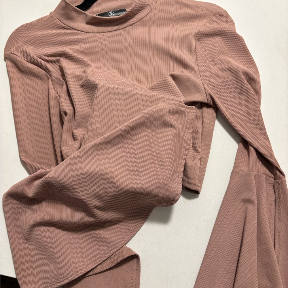 MISSGUIDED High Neck Bell Sleeve Crop Top in Mauve - Picture 4 of 6